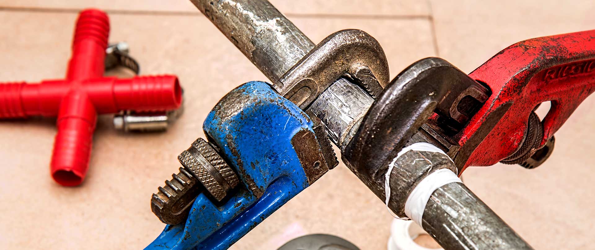 Adjusting pipe fitting with two wrenches